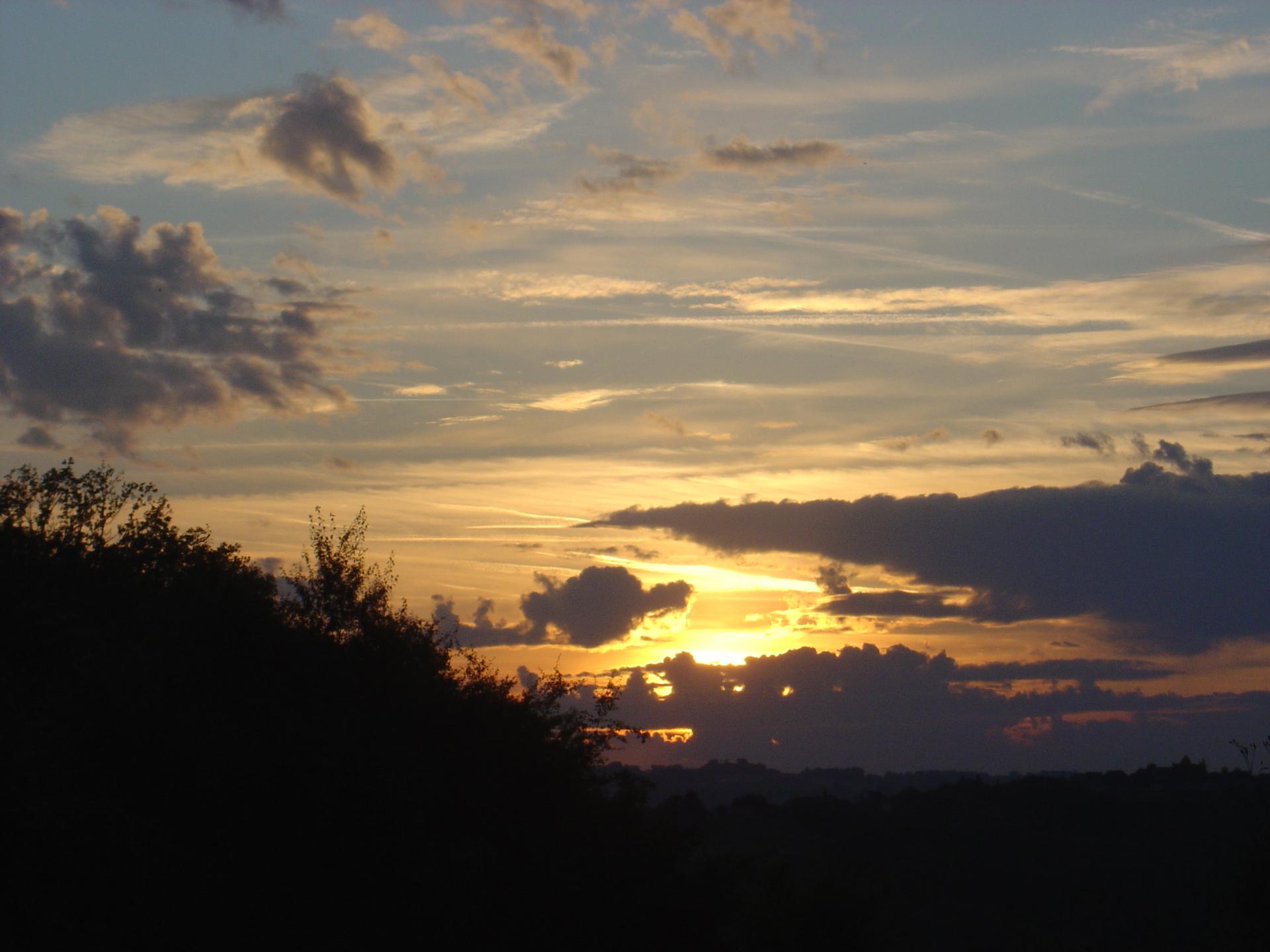 Coucher de soleil ennuagé